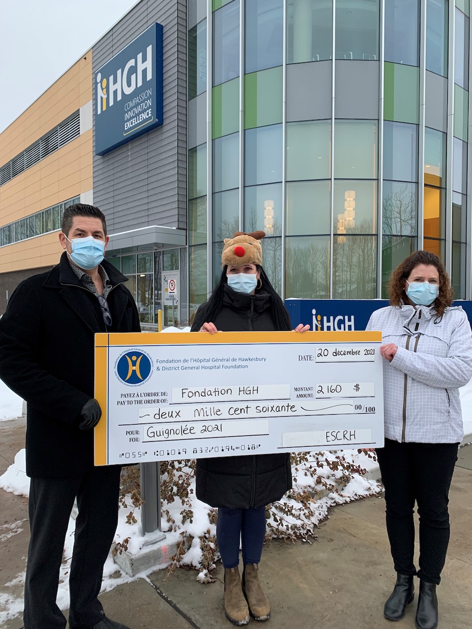 Joey Bédard, ESRH school principal and teacher Liza Boucher-Sutherland hand giant $2,160 cheque to Erin Tabakman, HGH Foundation Executive Director, in front the Hawkesbury General Hospital