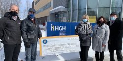 Les représentants de Théorêt & Martel Shawn Martel, Frank Martel, Lucie Poirier et Justin Martel présentent un chèque de 25 000 $ à Erin Tabakman de la Fondation HGH