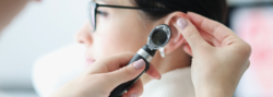 Audiologiste examine l'oreille d'une patiente avec un otoscope