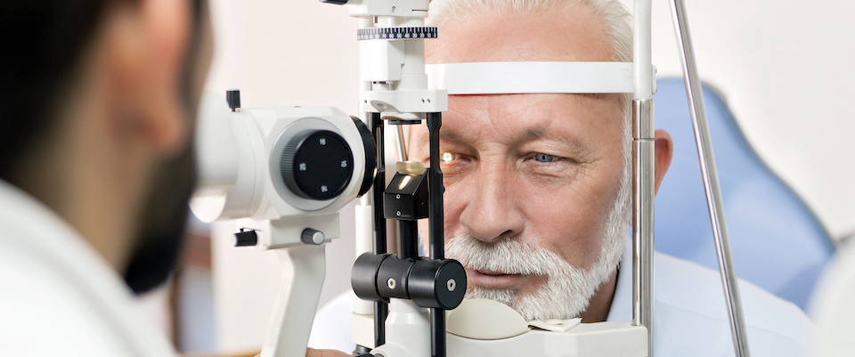 un patient a un examen de la vue