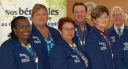 Groupe de bénévoles de l'hôpital vêtus de leur uniforme bleu