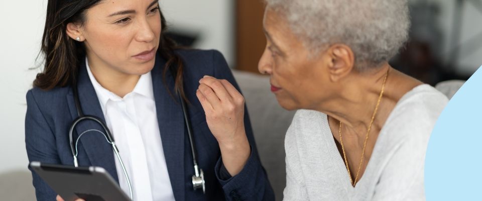 une médecin et une patiente discutent des résultats d'imagerie 